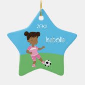 かわいい黒人少女サッカーパーソナライズクリスマスセラ セラミックオーナメント (正面)