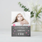 かわいい黒板ピンクの1歳誕生日招待状カード ポストカード (スタンド正面)