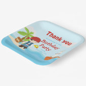 かわいい黒毛海賊の少年インレッド誕生日 ペーパープレート (傾斜あり)