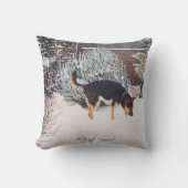 かわいい黒犬とタン犬の冬の雪のシーン クッション (正面)