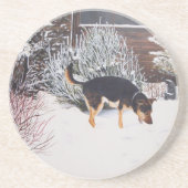 かわいい黒犬とタン犬の冬の雪のシーン コースター (正面)