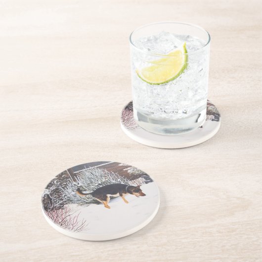 かわいい黒犬とタン犬の冬の雪のシーン コースター (側面)