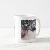 かわいい黒犬とタン犬の冬の雪のシーン コーヒーマグカップ (正面右)