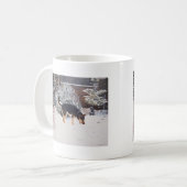 かわいい黒犬とタン犬の冬の雪のシーン コーヒーマグカップ (正面左)