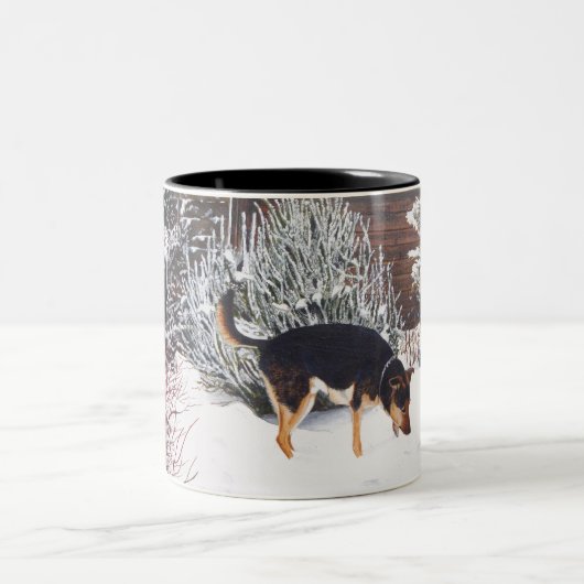 かわいい黒犬とタン犬の冬の雪のシーン ツートーンマグカップ (中央)