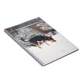 かわいい黒犬とタン犬の冬の雪のシーン ノートブック (右側)