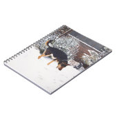 かわいい黒犬とタン犬の冬の雪のシーン ノートブック (左側)