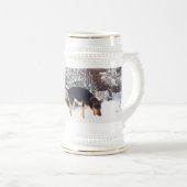 かわいい黒犬とタン犬の冬の雪のシーン ビールジョッキ (正面右)