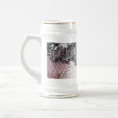 かわいい黒犬とタン犬の冬の雪のシーン ビールジョッキ (左)