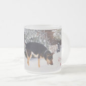 かわいい黒犬とタン犬の冬の雪のシーン フロストグラスマグカップ (正面右)