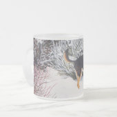 かわいい黒犬とタン犬の冬の雪のシーン フロストグラスマグカップ (正面左)