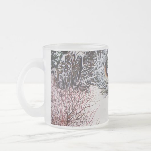 かわいい黒犬とタン犬の冬の雪のシーン フロストグラスマグカップ (左)