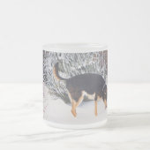 かわいい黒犬とタン犬の冬の雪のシーン フロストグラスマグカップ (中央)