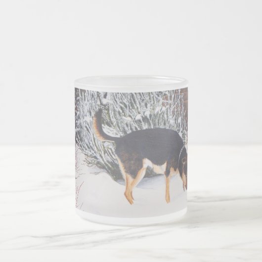 かわいい黒犬とタン犬の冬の雪のシーン フロストグラスマグカップ (中央)
