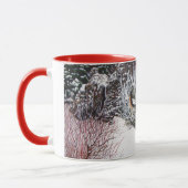 かわいい黒犬とタン犬の冬の雪のシーン マグカップ (左)