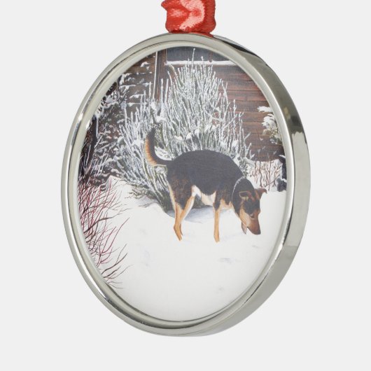 かわいい黒犬とタン犬の冬の雪のシーン メタルオーナメント (左)
