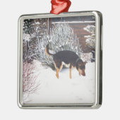 かわいい黒犬とタン犬の冬の雪のシーン メタルオーナメント (左)