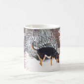 かわいい黒犬とタン犬の冬の雪のシーン モーフィングマグカップ (中央)