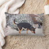 かわいい黒犬とタン犬の冬の雪のシーン ランバークッション (ブランケット)