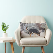 かわいい黒犬とタン犬の冬の雪のシーン ランバークッション (椅子)