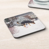 かわいい黒犬とタン犬の冬の雪景色 コースター (左側)