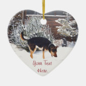 かわいい黒犬とタン犬の冬の雪景色 セラミックオーナメント (正面)