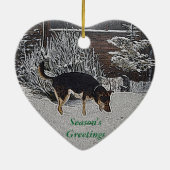 かわいい黒犬とタン犬の冬の雪景色 セラミックオーナメント (裏面)