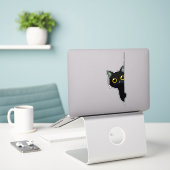 かわいい黒猫がコーナーから顔をのぞかせる | おもしろい  シール (デスク上のノートパソコン)