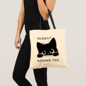 かわいい黒猫が静かにあなたを批判している トートバッグ (正面(商品))