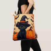 かわいい黒猫が魔女の帽子をかぶってカボチャに囲まれている トートバッグ (クローズアップ)