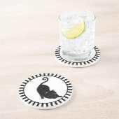 かわいい黒猫が黒と白の上に座っている コースター (側面)