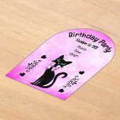 かわいい黒猫の緑の目とピンクのリボンの誕生日 アクリル招待状 (レイダウン)