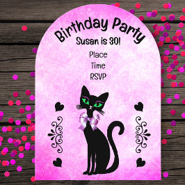 かわいい黒猫の緑の目とピンクのリボンの誕生日 アクリル招待状