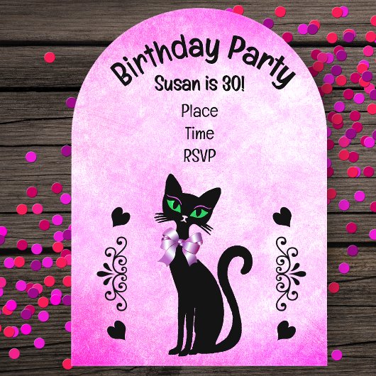 かわいい黒猫の緑の目とピンクのリボンの誕生日 アクリル招待状