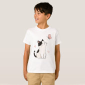 かわいい黒白の猫とピンクの蝶々 Tシャツ (正面フル)