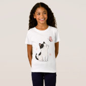 かわいい黒白の猫とピンクの蝶々 Tシャツ (正面フル)