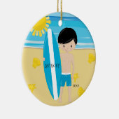 かわいい黒髪のサーファーの男の子のパーソナライズなクリスマス セラミックオーナメント (右)
