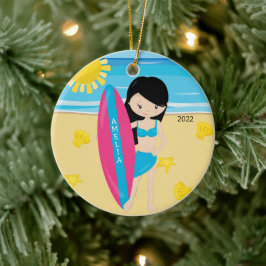 かわいい黒髪のサーファーガールのクリスマスパーソナライズ セラミックオーナメント