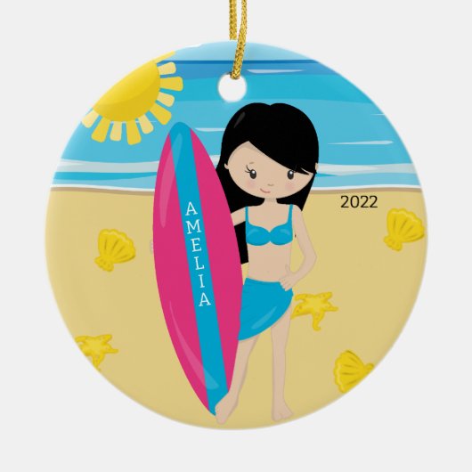 かわいい黒髪サーファー女の子のパーソナライズされたクリスマス セラミックオーナメント (正面)