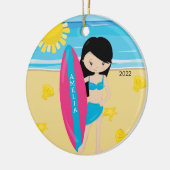 かわいい黒髪サーファー女の子のパーソナライズされたクリスマス セラミックオーナメント (左)