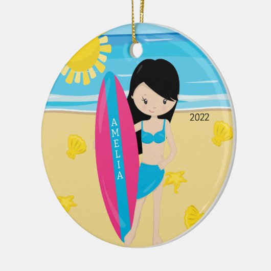 かわいい黒髪サーファー女の子のパーソナライズされたクリスマス セラミックオーナメント (左)