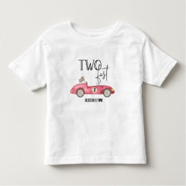 かわいい２さいの誕生日おめでとう！早く走る赤いレーシングカー！ トドラーTシャツ