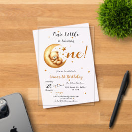 かわいい1歳の誕生日を迎える私たちの小さなクマ アクリル招待状