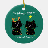 かわいい2匹の猫のクリスマスライト名前をカスタムする緑 セラミックオーナメント (正面)