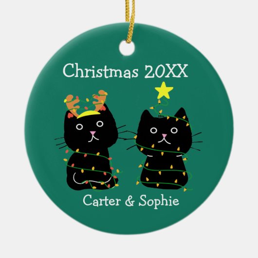 かわいい2匹の猫のクリスマスライト名前をカスタムする緑 セラミックオーナメント (正面)