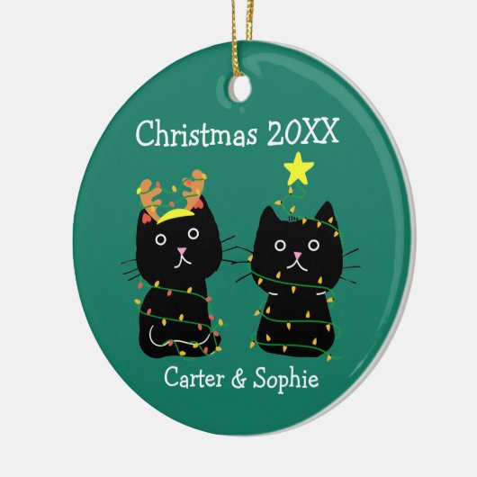 かわいい2匹の猫のクリスマスライト名前をカスタムする緑 セラミックオーナメント (左)