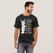 かわいい2年生のウサギを教えるイースター先生 Tシャツ (正面フル)