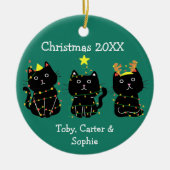 かわいい3匹の猫のクリスマスライト名前をカスタムする緑 セラミックオーナメント (正面)