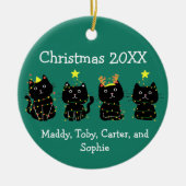 かわいい4猫クリスマスライト名前をカスタムするグリーン セラミックオーナメント (正面)
