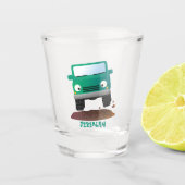 かわいい4X4オフロード車の漫画の車 ショットグラス (正面)